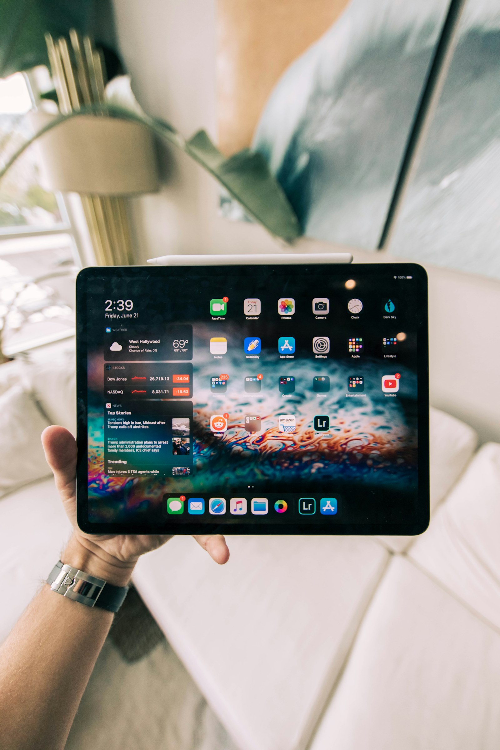 iPad com Apple Pencil em mesa clara